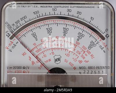 MAILAND, ITALIEN - CIRCA NOVEMBER 2022: ANALOGES ICE-MULTIMETER 680-E. Stockfoto