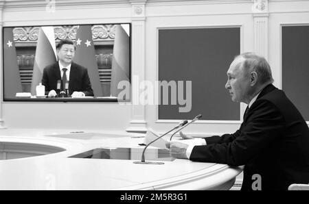 Der russische Präsident Vladimir Putin traf sich mit dem Präsidenten der Volksrepublik China Xi Jinping per Videokonferenz. Foto: Das Russische Präsidialamt Stockfoto