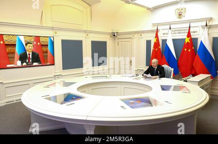 Der russische Präsident Vladimir Putin traf sich mit dem Präsidenten der Volksrepublik China Xi Jinping per Videokonferenz. Foto: Das Russische Präsidialamt Stockfoto