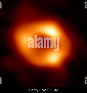 (221230) -- PEKING, 30. Dezember 2022 (Xinhua) -- Dieses Foto, das am 12. Mai 2022 enthüllt wurde, zeigt das erste Bild des supermassiven schwarzen Lochs in der Mitte der Milchstraße Galaxie. Das Bild wurde von einem globalen Forschungsteam namens Event Horizon Telescope (EHT) erstellt, das Beobachtungen aus einem weltweiten Netzwerk von Radioteleskopen verwendet. Xinhuas Top-10-News-Ereignisse im Jahr 2022 Highlights in der Weltraumforschung der Menschheit das Jahr 2022 markiert einen kontinuierlichen Fortschritt in der Erforschung des riesigen Universums durch die Menschheit. Am 12. Mai enthüllten Astronomen auf der ganzen Welt, einschließlich China, den ersten... Stockfoto