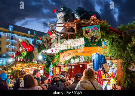 Dresden, Sachsen/Deutschland - Dezember 2016: Schöner Weihnachtsmarkt Striezelmarkt in Dresden. Weihnachtsmesse, europäische Traditionen. Stockfoto
