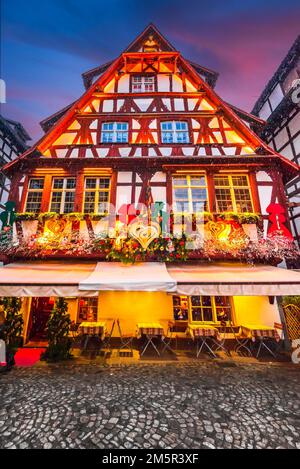 Straßburg, Frankreich. Straßen-Winterdekorationen im Zentrum von Straßburg während des Weihnachtsmarkts im Elsass. Stockfoto
