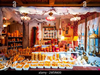 Colmar, Frankreich. Marche de Noel Bienenwachs und Kerzenlicht Dekoration, Weihnachtsmarkt im Elsass. Stockfoto