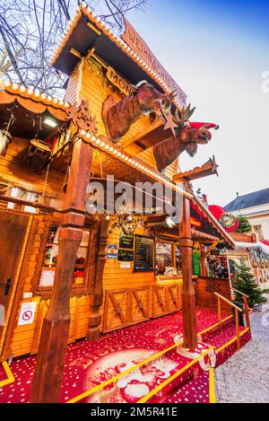 Basel, Schweiz - Dezember 2017: Weihnachtsmarkt Basel, Märchenmarkt am Barfusserplatz, Schweizerische Eidgenossenschaft. Stockfoto