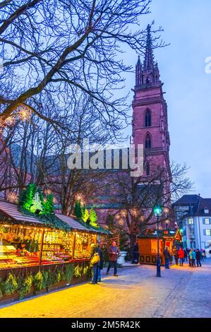 Basel, Schweiz - Dezember 2017. GlueBasler Weihnachts Markt und Glühwein Holzhaus am Münsterplatz. Stockfoto