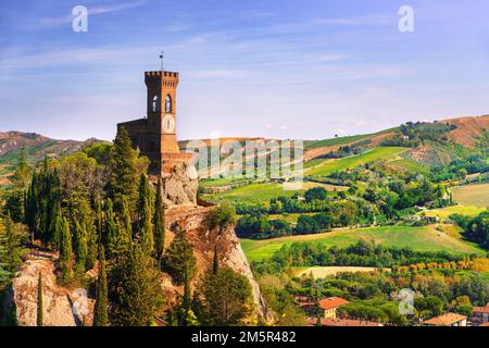 Brisighella historischer Uhrenturm auf der Klippe. Diese Architektur aus dem Jahr 1800er ist bekannt als der Torre dell'Orologio. Provinz Ravenna, Region Emilia Romagna, Stockfoto