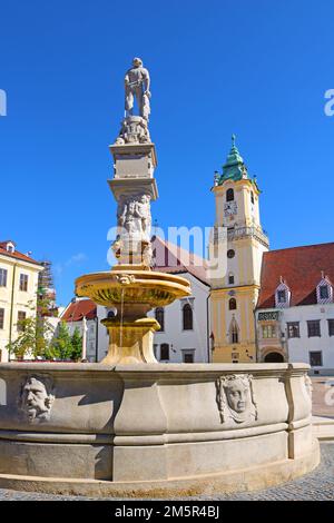 Roland-Brunnen am Hauptplatz (Hlavne namestie) in der Altstadt von Bratislava. Der Bau von Springbrunnen wurde 1572 zur Bereitstellung der öffentlichen Wasserversorgung in Auftrag gegeben Stockfoto