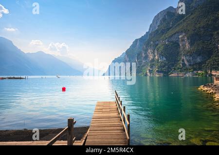 Holzpier am See. Riva del Garda, Region Trentino, Italien, Europa. Stockfoto