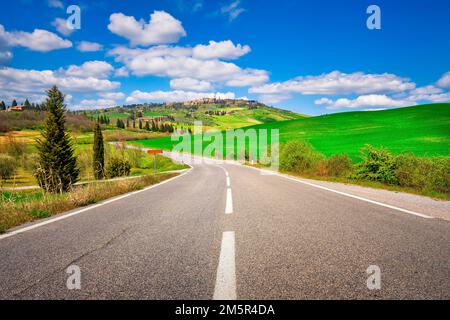 Straße zum historischen Dorf Pienza. Frühlingslandschaft in Val d'Orcia. Provinz Siena, Region Toskana, Italien, Europa. Stockfoto