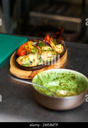 Traditionelle mexikanische Rindfleischfajitas in der Küche, auch alambre genannt. Stockfoto