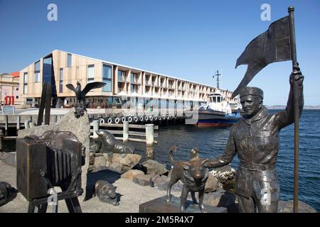 Eine Skulptur zu Ehren des tasmanischen Louis Bernacchi im Hafengebiet von Hobart, der Hauptstadt Tasmaniens. Er war der 1. Australier im Winter in Antarcti Stockfoto