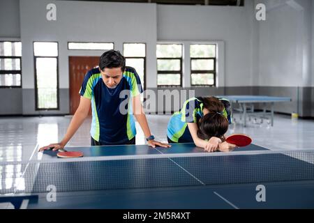 Asiatische Tischtennisspieler werden frustriert Stockfoto