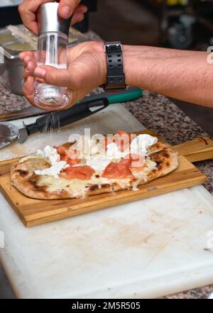 romana's Pizza. Focaccia mit Lachs Stracciatella und Fenchel in der Küche, Kochvorgang in der Küche Stockfoto