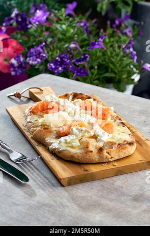 romana's Pizza. Focaccia mit Lachs Stracciatella und Fenchel in der Küche, Kochvorgang in der Küche Stockfoto