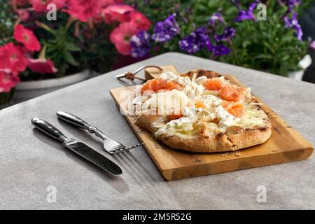 romana's Pizza. Focaccia mit Lachs Stracciatella und Fenchel in der Küche, Kochvorgang in der Küche Stockfoto