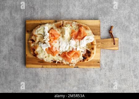 romana's Pizza. Focaccia mit Lachs Stracciatella und Fenchel in der Küche, Kochvorgang in der Küche Stockfoto