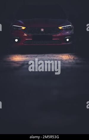 Fiat Tipo SW - Dunkles Hochformat Stockfoto