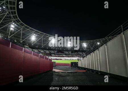 London, Großbritannien. 30. Dezember 2022. Ein allgemeiner Überblick über das Stadion während des Premier League-Spiels West Ham United gegen Brentford im London Stadium, London, Vereinigtes Königreich, 30. Dezember 2022 (Foto von Arron Gent/News Images) in London, Vereinigtes Königreich, am 12./30. Dezember 2022. (Foto: Arron Gent/News Images/Sipa USA) Guthaben: SIPA USA/Alamy Live News Stockfoto