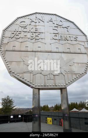 Nov. 12 2022, Sudbury Ontario, Kanada. The Big Nickel steht im Dynamic Earth Science Museum, Luke Durda/Alamy Stockfoto