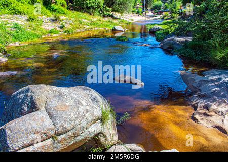 Landschaft: Fluss, Steine und Natur. La Cumbrecita, Córdoba, Argentinien. Stockfoto