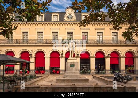 Die Statue des ermordeten sozialistischen Politikers Jean Juarès am Place de Jean Jaurès in Castres, Südfrankreich Stockfoto