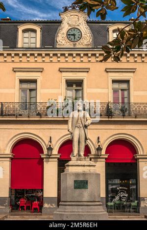 Die Statue des ermordeten sozialistischen Politikers Jean Juarès am Place de Jean Jaurès in Castres, Südfrankreich Stockfoto