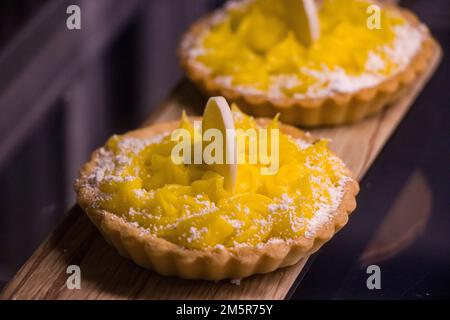 Zitronentorte Erdbeerpudding Dessert köstlicher Kuchen für das Weihnachtsfest Stockfoto