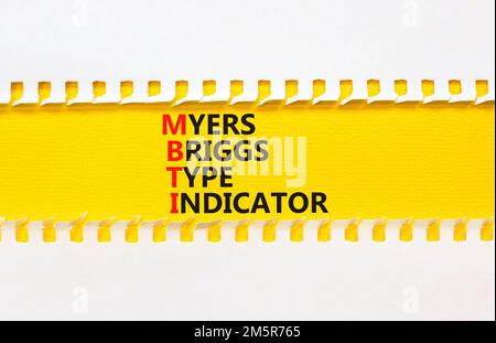 Anzeigesymbol des Typs MBTI Myers Briggs. Konzeptbegriffe MBTI Myers Briggs Indikator auf gelbem Papier auf schönem weißem Hintergrund. Psychologisches M Stockfoto