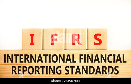 IFRS-Symbol. Konzeptbegriffe IFRS International Financial Reporting Standards auf Block auf wunderschönem weißen Hintergrund. Geschäfte IFRS International Financ Stockfoto