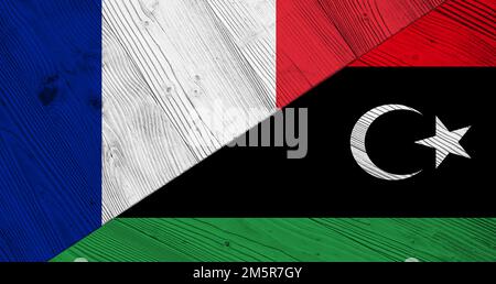 Hintergrund mit französischer und libyscher Flagge auf Holzspaltbrett. 3D Abbildung Stockfoto