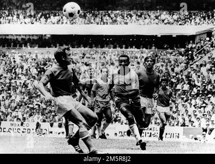 31. Mai 1970 - Mexiko-Stadt, Mexiko - brasilianischer Fußballspieler PELE spielt bei der Weltmeisterschaft. (Kreditbild: © Keystone Press Agency/ZUMA Press Wire) Stockfoto