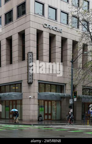 Seattle, USA. 30. Dezember 2022. Twitter soll in seinem Büro am Century Square in Seattle keine Miete mehr zahlen. Möglicherweise droht eine Zwangsräumung, da Elon Musk die Kosten für den Social Media-Giganten senken will. Dies ist ein weiterer Schlag in einer langen Reihe von Schließungen im Geschäftsbereich der Innenstadt, da immer mehr Unternehmen von zu Hause aus arbeiten können. Die Niederlassung in Seattle beschäftigte über 200 Mitarbeiter und verfügte über ca. 16.000 Quadratmeter Bürofläche. Letztes Jahr haben Starbucks und Amazon Go in derselben Gegend Geschäfte innerhalb eines Blocks von Westlake geschlossen und dabei Verbrechen als Grund gesehen. James Anderson/Alamy Live News Stockfoto