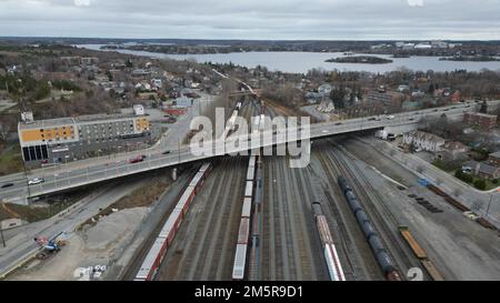 Nov. 12 2022, Sudbury Ontario, Kanada. Brücke der Natationen, Flaggen aller Wesen, die in Sudbury leben. Luke Durda/Alamy Stockfoto