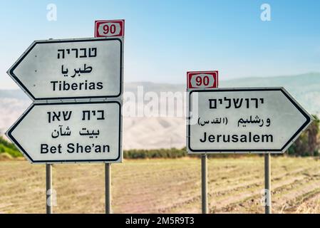 Jerusalem, Israel - Straßenschilder in Israel auf Hebräisch, Englisch und Arabisch. Stockfoto