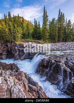 Tiger Jaws Falls am Sheep River. Eine Brücke, die den Fluss an diesem Standort überquert, wurde im Juni 2013 durch ein Hochwasser zerstört. Stockfoto