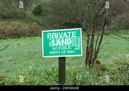 Privatland, kein öffentliches Wegerecht, Schild auf Grasbank, grün Stockfoto