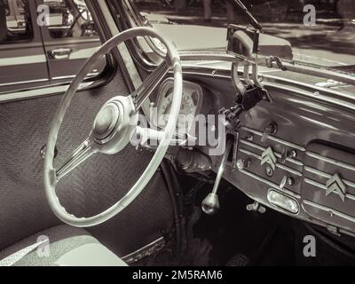 Bukarest, Rumänien - 07.15.2022: Nahaufnahme mit dem Armaturenbrett-Interieur einer alten Citroen Traction Avant Stockfoto