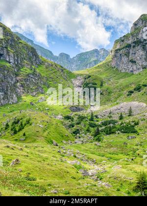 Wunderschöne Landschaft mit dem Malaiesti-Tal im Bucegi-Gebirge in den Karpaten Rumäniens. Stockfoto