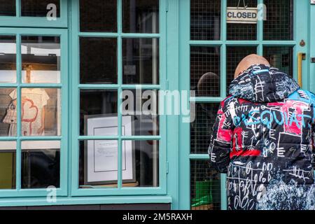 Mitglieder der Öffentlichkeit im Vivienne Westwood Worlds End Store auf der Kings Road nach ihrem Tod am 30. Dezember 2022 in London, Stockfoto