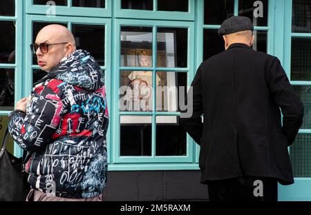 Mitglieder der Öffentlichkeit im Vivienne Westwood Worlds End Store auf der Kings Road nach ihrem Tod am 30. Dezember 2022 in London, Stockfoto