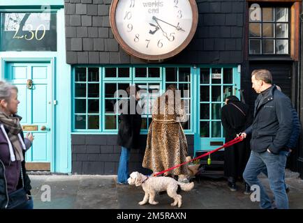 Mitglieder der Öffentlichkeit im Vivienne Westwood Worlds End Store auf der Kings Road nach ihrem Tod am 30. Dezember 2022 in London, Stockfoto