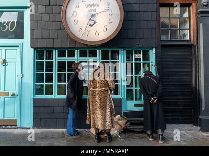 Mitglieder der Öffentlichkeit im Vivienne Westwood Worlds End Store auf der Kings Road nach ihrem Tod am 30. Dezember 2022 in London, Stockfoto