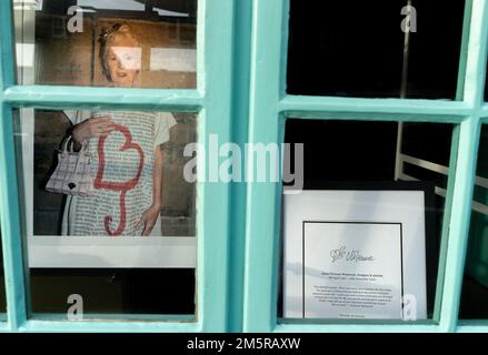 Mitglieder der Öffentlichkeit im Vivienne Westwood Worlds End Store auf der Kings Road nach ihrem Tod am 30. Dezember 2022 in London, Stockfoto