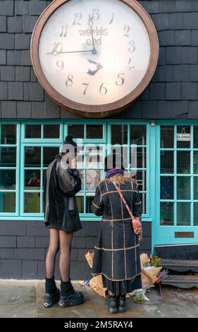 Mitglieder der Öffentlichkeit im Vivienne Westwood Worlds End Store auf der Kings Road nach ihrem Tod am 30. Dezember 2022 in London, Stockfoto