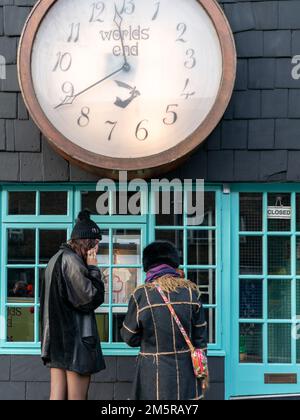 Mitglieder der Öffentlichkeit im Vivienne Westwood Worlds End Store auf der Kings Road nach ihrem Tod am 30. Dezember 2022 in London, Stockfoto