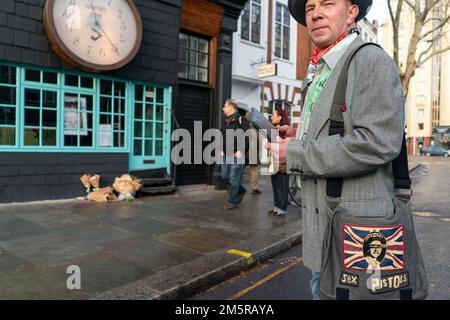 Mitglieder der Öffentlichkeit im Vivienne Westwood Worlds End Store auf der Kings Road nach ihrem Tod am 30. Dezember 2022 in London, Stockfoto