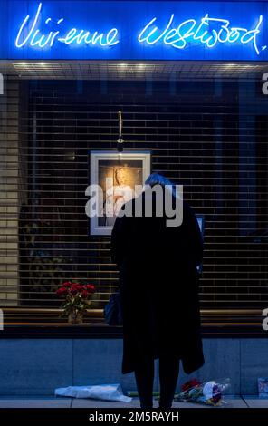 © Jeff Moore Mitglieder der Öffentlichkeit im Vivienne Westwood Store in Mayfair nach ihrem Tod am 30. Dezember 2022 in London, en Stockfoto
