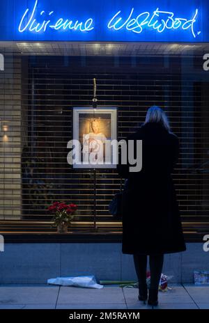 © Jeff Moore Mitglieder der Öffentlichkeit im Vivienne Westwood Store in Mayfair nach ihrem Tod am 30. Dezember 2022 in London, en Stockfoto