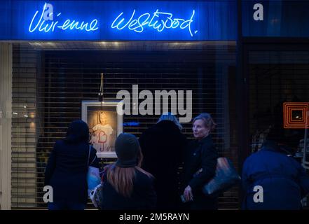 © Jeff Moore Mitglieder der Öffentlichkeit im Vivienne Westwood Store in Mayfair nach ihrem Tod am 30. Dezember 2022 in London, en Stockfoto