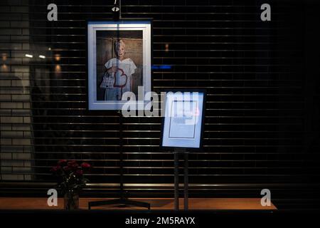 © Jeff Moore Mitglieder der Öffentlichkeit im Vivienne Westwood Store in Mayfair nach ihrem Tod am 30. Dezember 2022 in London, en Stockfoto